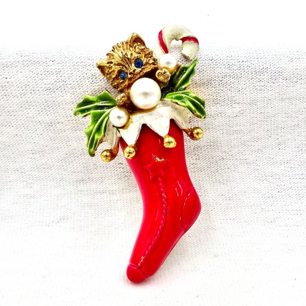 TWO CHRISTMAS STOCKING PINS Dog & Cat in Stockings - Picture 5 of 11